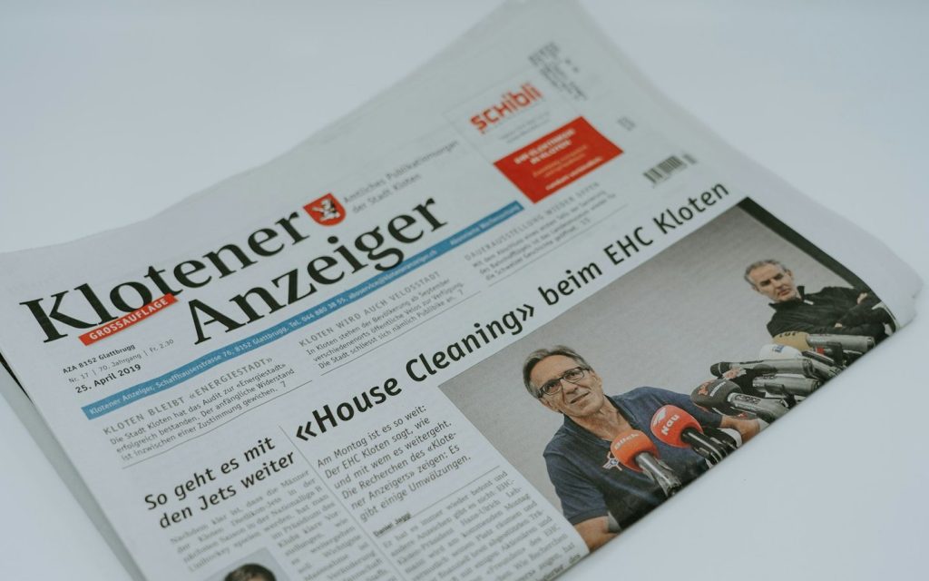 Masa üzerinde bir yerel gazetenin basılı nüshası