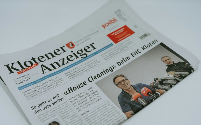 Masa üzerinde bir yerel gazetenin basılı nüshası