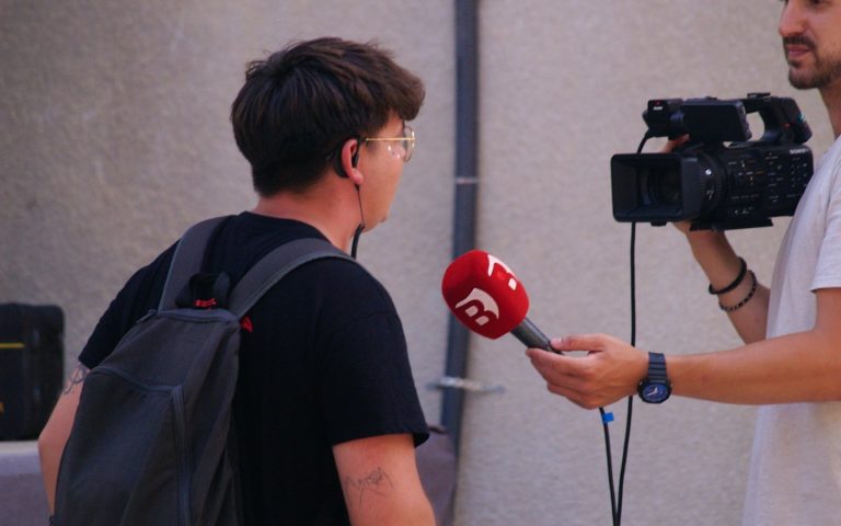 Kamera ve mikrofonla yapılan bir saha röportajı