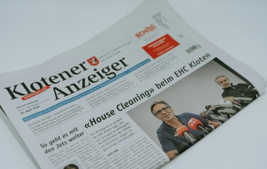 Masa üzerinde bir yerel gazetenin basılı nüshası