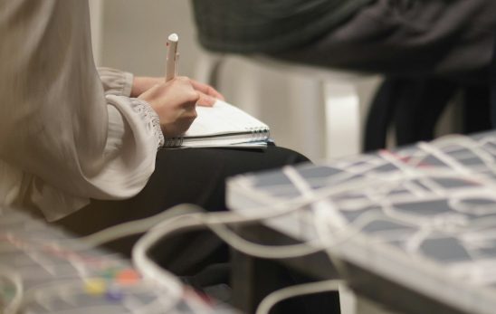 Bir seminerde defterine not alan katılımcı