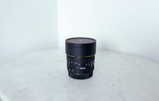 Açık renk masa üzerinde fotoğraf makinesi objektifi
