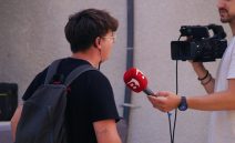 Kamera ve mikrofonla yapılan bir saha röportajı