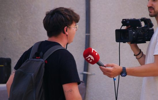 Kamera ve mikrofonla yapılan bir saha röportajı